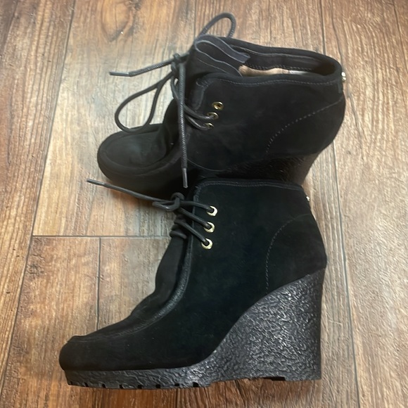 Michael Kors Beth Black Suede Lace Up Platform Ankle Boot Sz 7. Like New. - Picture 3 of 12